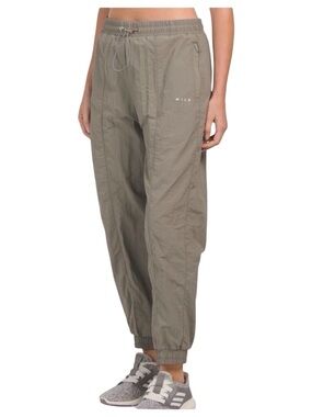 Wilo The Label Sage Parachute Joggers – M 🌿